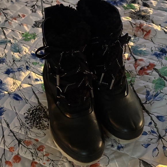 Sorel Black Winter Boots with White Accents - Picture 1 of 9